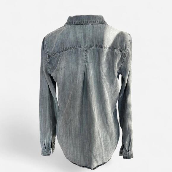 Grey brushed cotton button-up shirt with a relaxed fit. Gunmetal buttons. - Picture 3 of 4